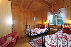 picture of twin bedroom - click for larger image. Opens in new tab